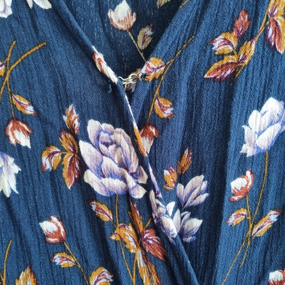 American eagle floral wrap dress with bell sleeves - Picture 9 of 11